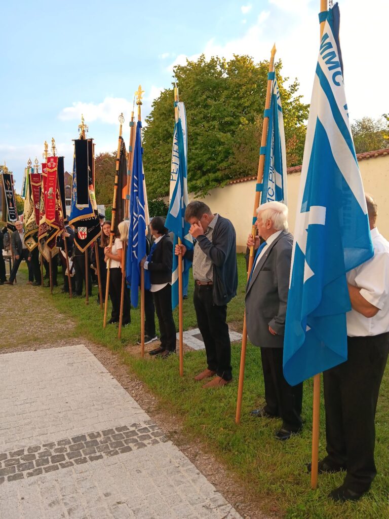 Fahnenaufstellung vor dem Einzug